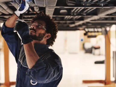 1860x1050-Service-man-at-worksho